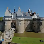 La Cour De La Foret